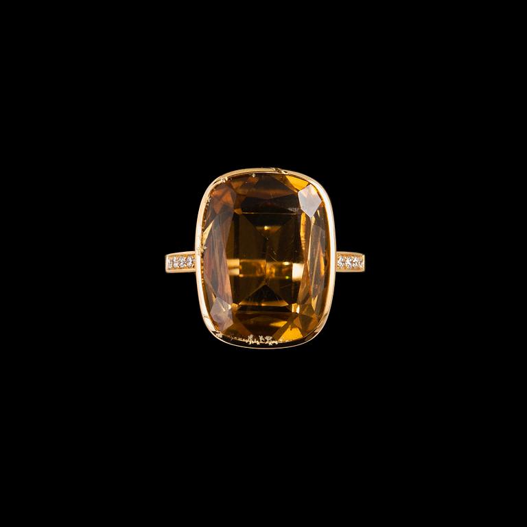 A RING, citrine, brilliant cut diamonds c. 0.12 ct. 18K gold T. Tillander 2007. Size 17, weight 6 g.