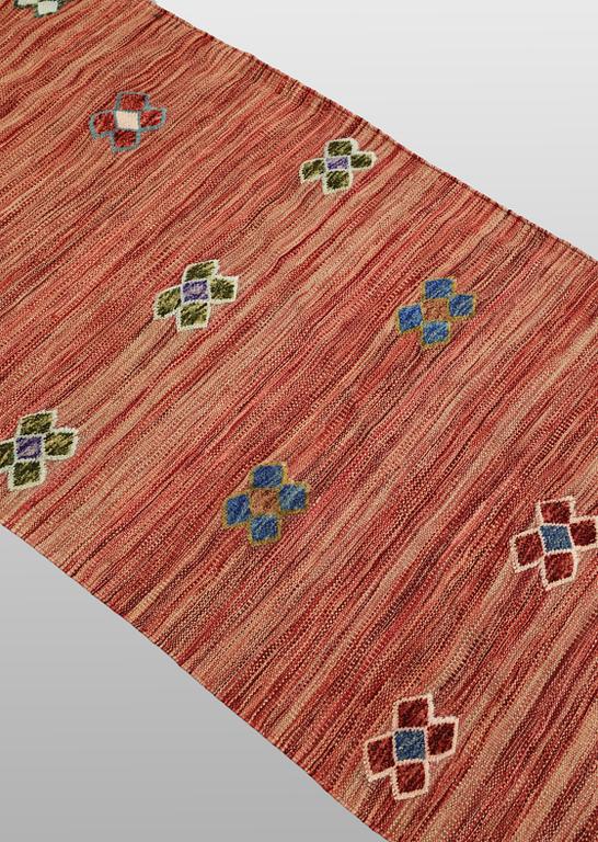 A Kilim runner carpet, 287 x 78 cm.