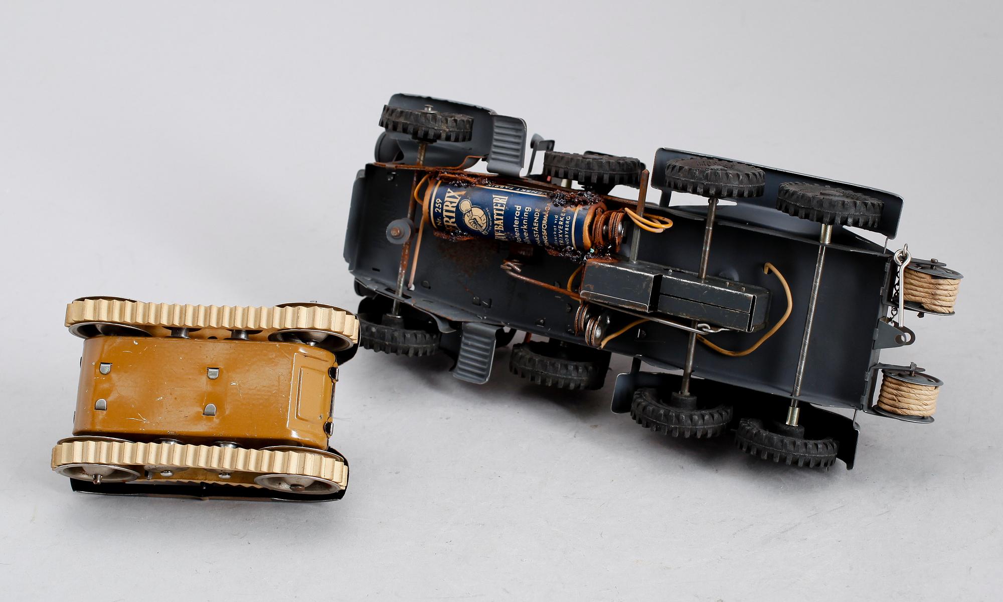 LEKSAKER, 2 st, plåt, Hausser strålkastarbil samt Gama tank, Tyskland, 1930-40-tal.