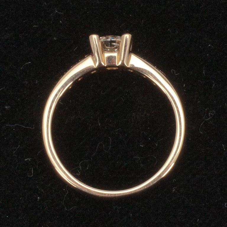 RING, guld 14K och diamanter. Mittstenen 0,53 ct K-L/Si3 och sidostenar tot. 0,20ct W/SI2. Vikt 4,5 g.