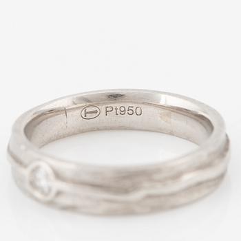 Ring platina med en briljantslipad diamant.