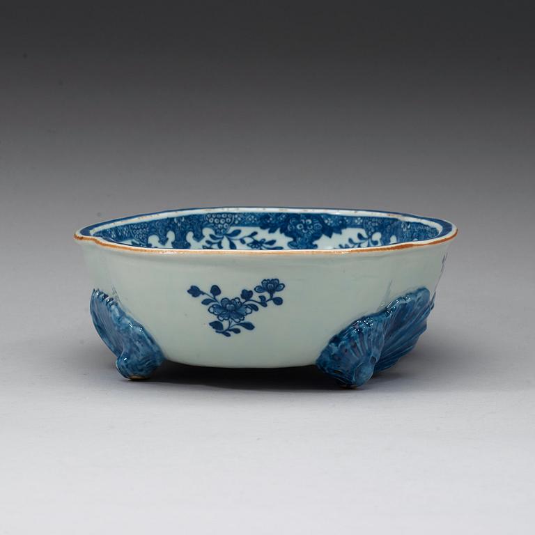 A bluue and white jardinière, Qing dynasty, 18th century.