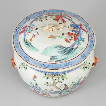 A famille rose jar with cover, Qing dynasty, late 19th century.