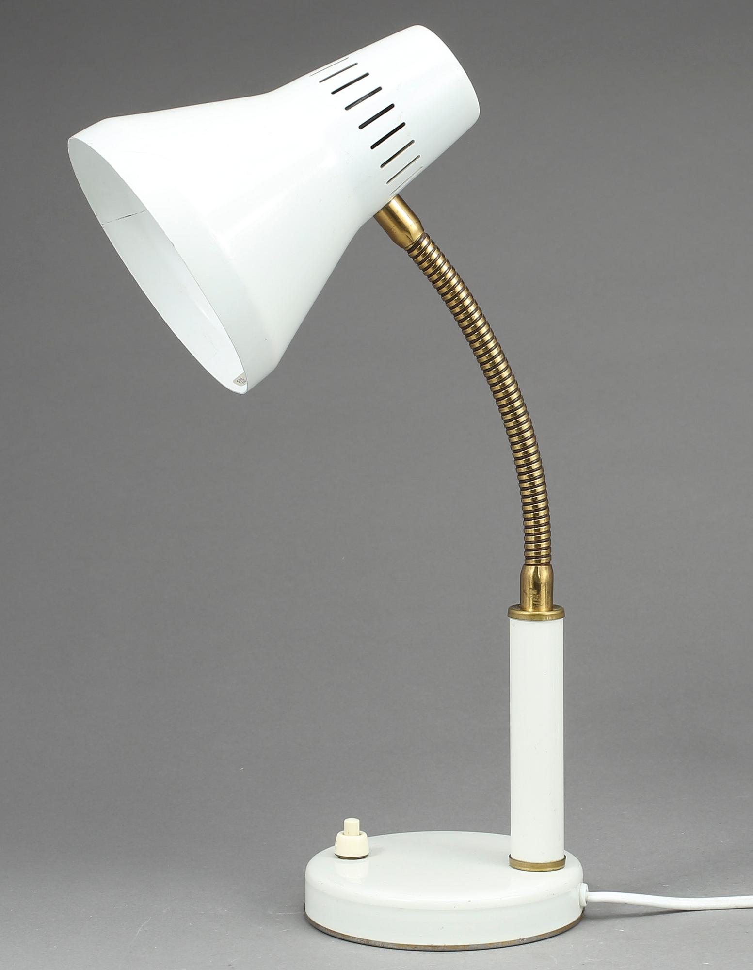 SKRIVBORDSLAMPA, 1960-tal, vitlackerad.