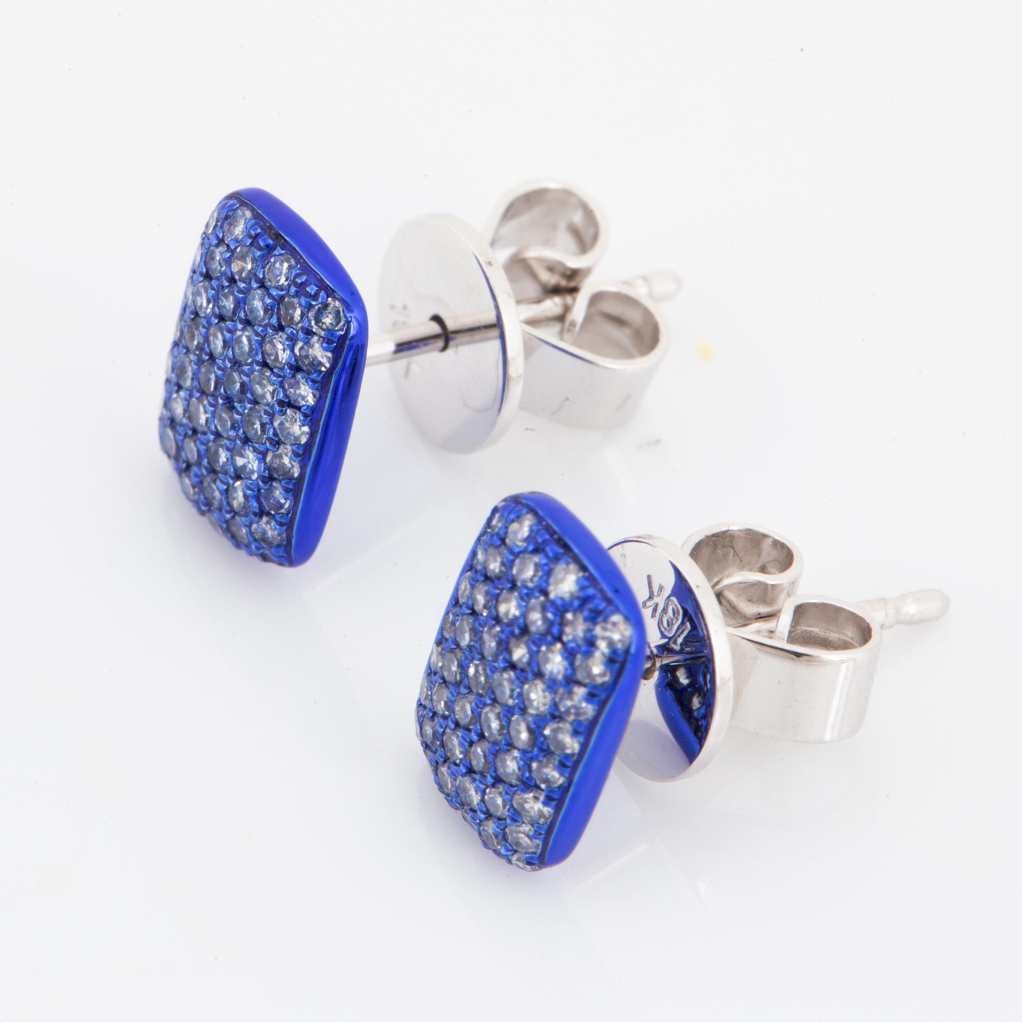 ÖRHÄNGEN, blå emalj med briljantslipade diamanter.