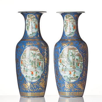 A pair of gilded famille verte vases, late Qing dynasty, 19th Century.
