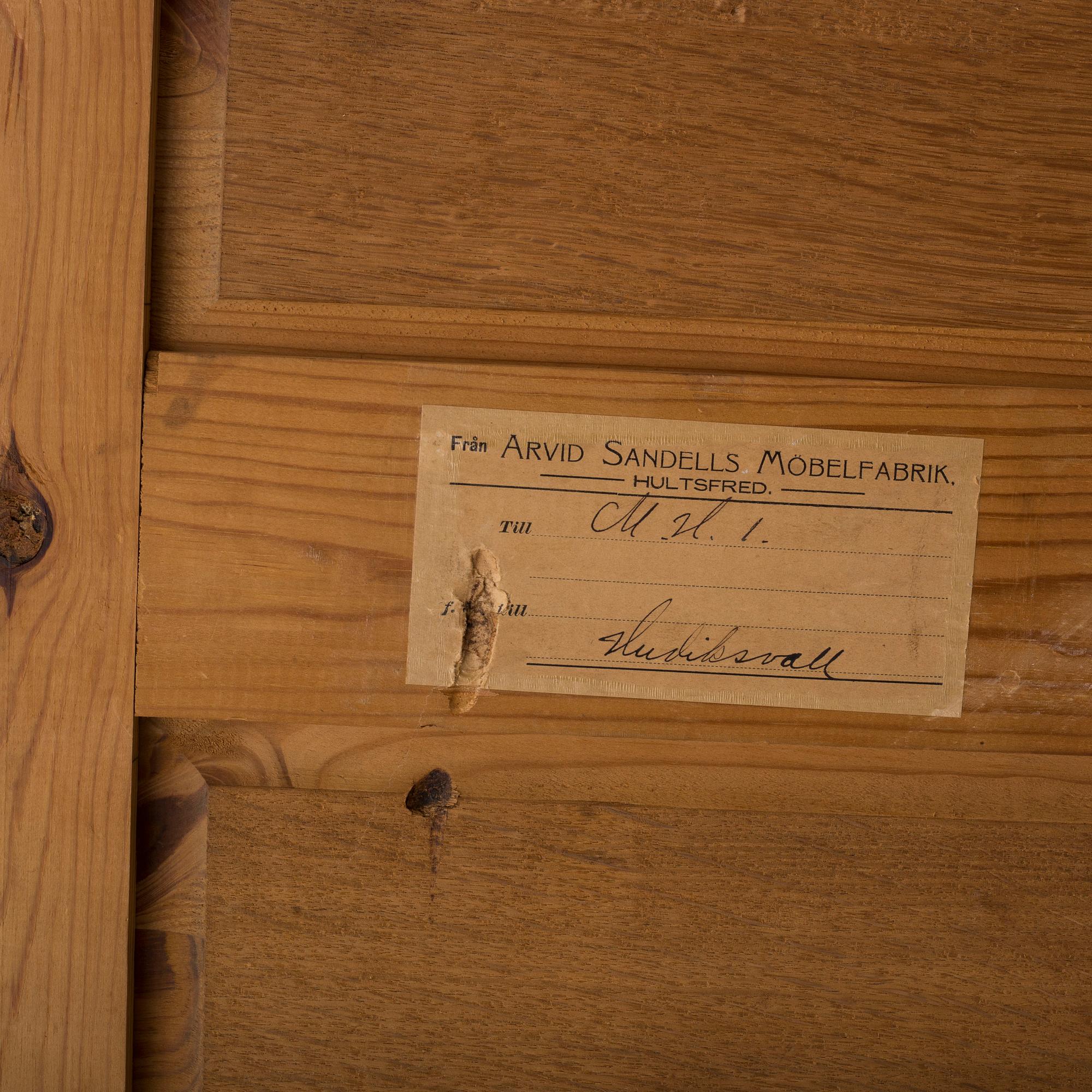 VITRINSKÅP, 1900-talets första hälft.