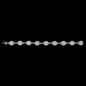 ARMBAND, vita briljantslipade och nio 'fancy' gula radiantslipade diamanter, tot. 2.70 ct, resp. tot. 4.07 ct.