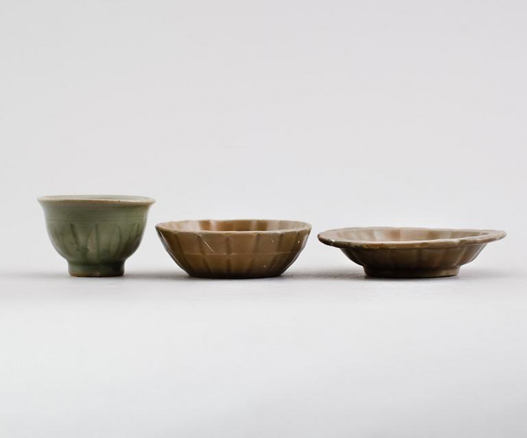 SKÅLAR,  2 st samt SKÅL PÅ FOT stengods, Kina, Ming 1400-tal.