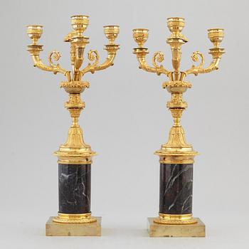 KANDELABRAR, ett par, förgylld brons och marmor, 1800-talets första hälft.