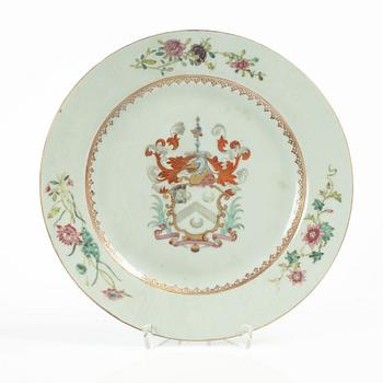 A Chinese armorial dish, Qing dynasty, 18th century.