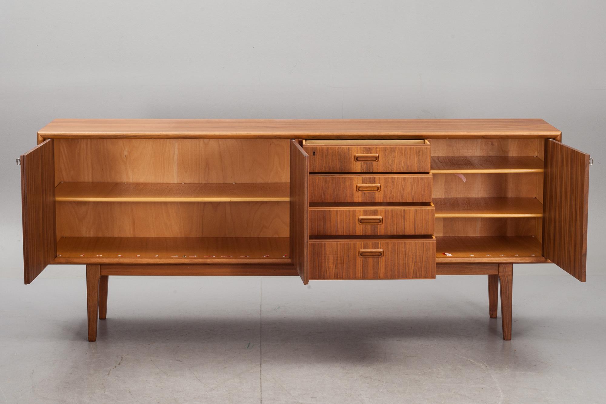 SIDEBOARD, AB Linde Nilsson Lammhult. 1960-tal. Två nycklar.