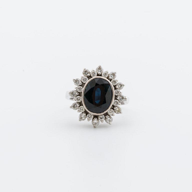 RING 18K white gold 1 sapphire 4, 75 ct and brilliant-cut diamonds 0,84 ct, weights engraved.