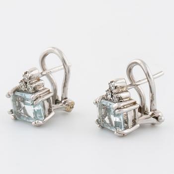 ÖRHÄNGEN, med akvamarin och briljantslipade diamanter.