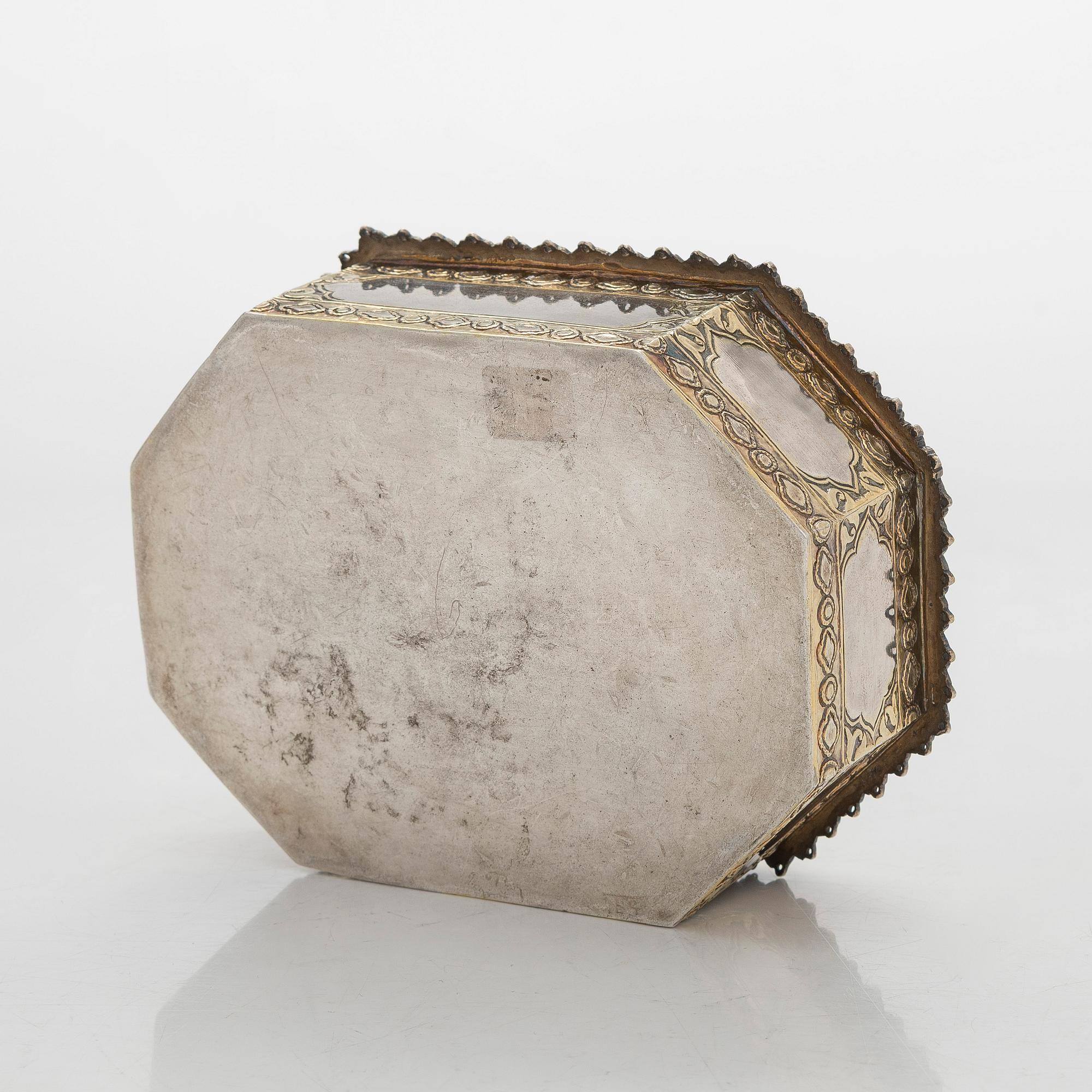 Pan-skrin på bricka, silver och förgyllt silver, mogulstil, Delhi, Indien, 1800-talets första hälft.