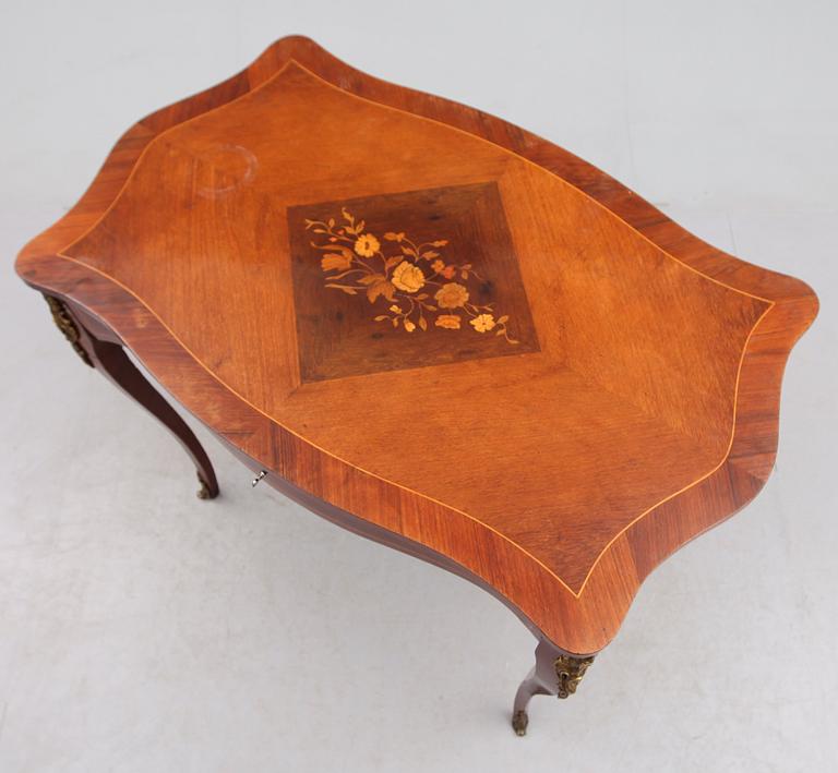 SKRIVBORD, rokokostil, 1900-talets första hälft.