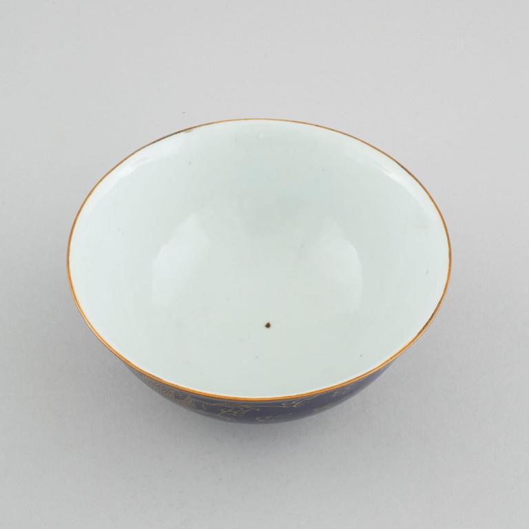 A porcelain powder blue bowl, China, 19th century.