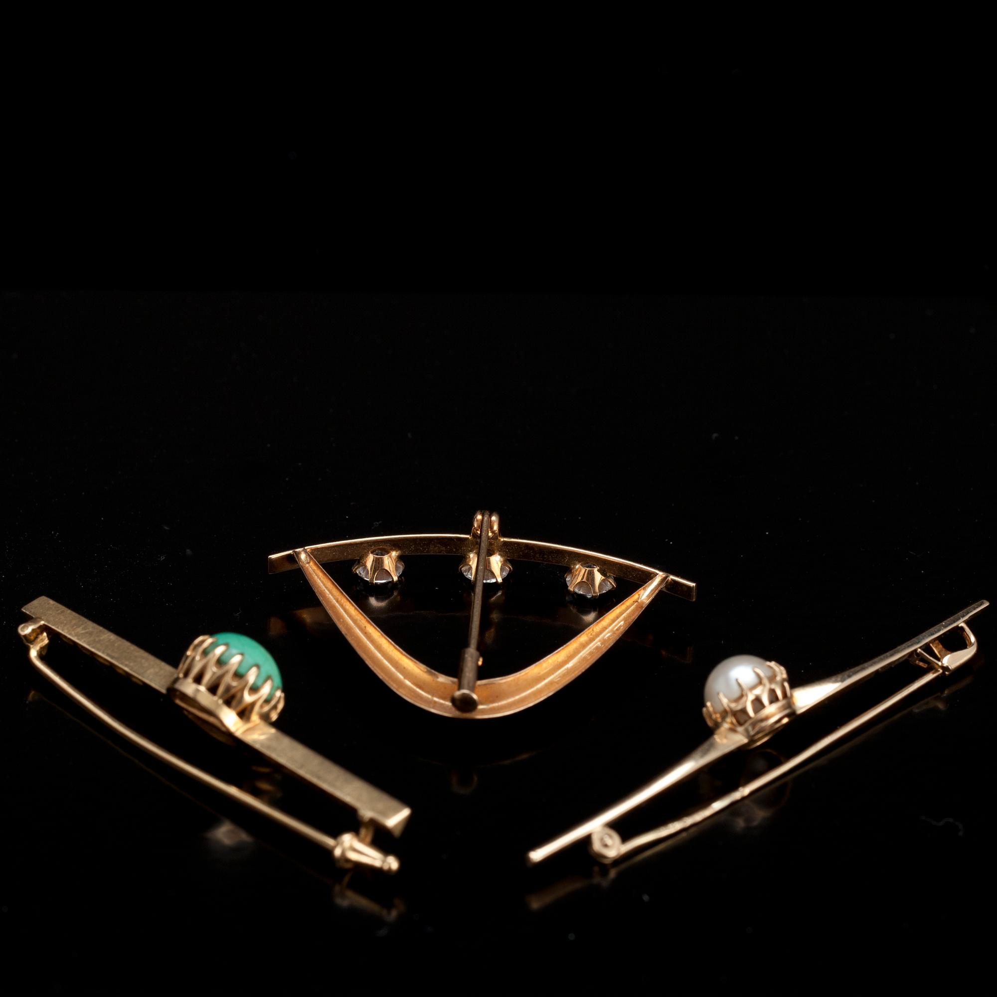 BROSCHER, 3 st, guld 14K och 18K, bl. a. halvpärla, turkos. Finska stämplar 1920-60-tal. Vikt 10,9 g.