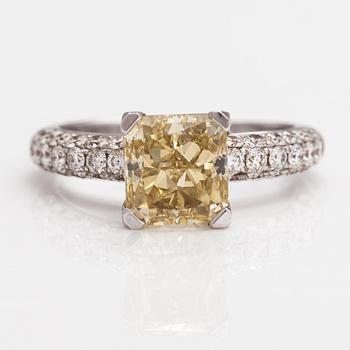 A 18K white gold ring with diamonds ca. 4.03 ct in total. With GIA certificate.