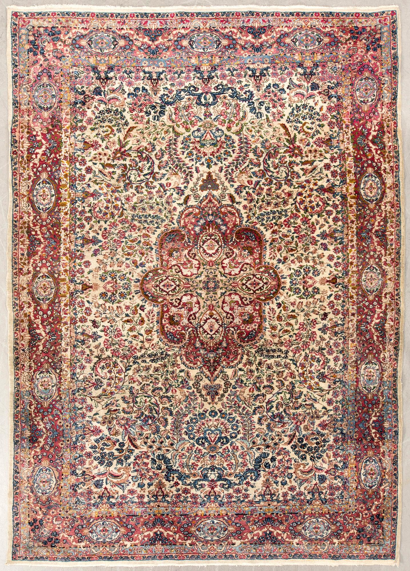 Carpet Kirman semi-antique approx. 265x175 cm.