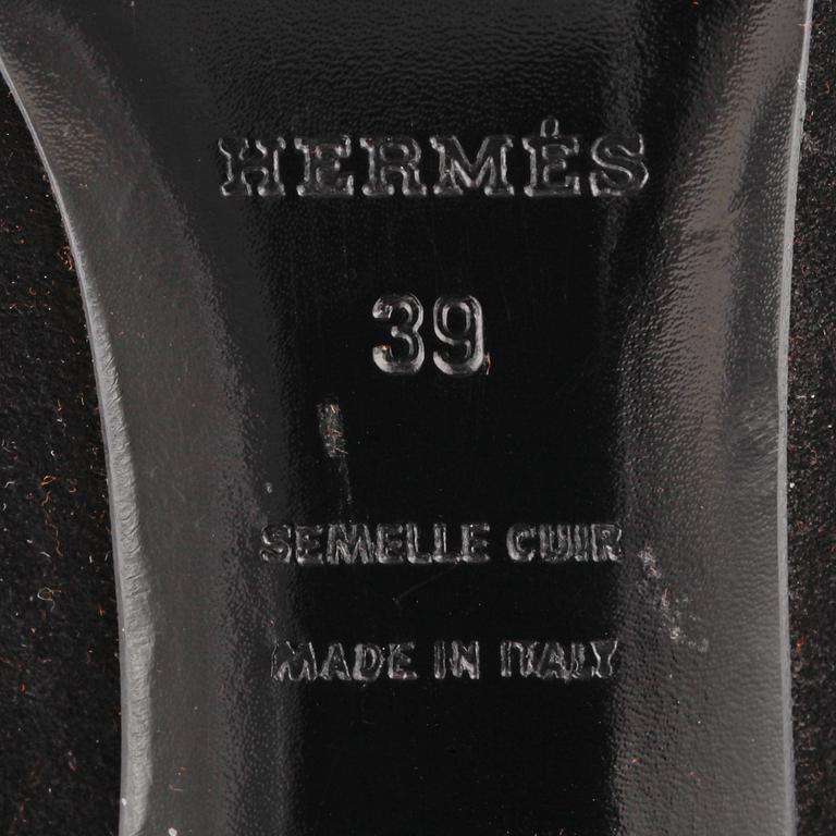 HERMÈS, a pair of black suede pumps, size 39.