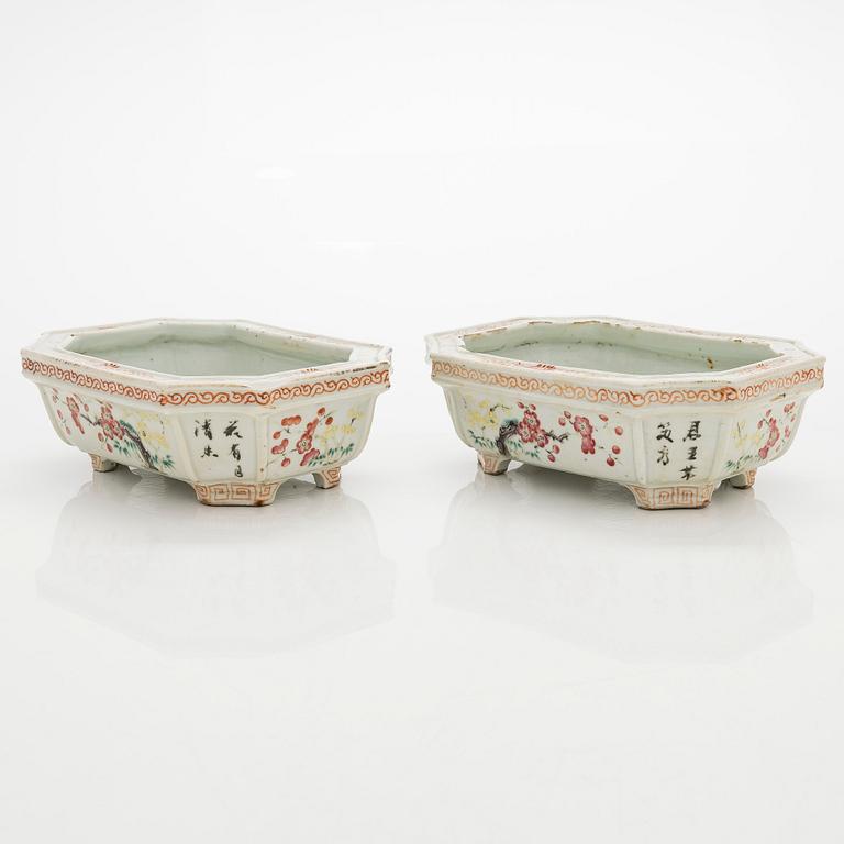 A pair of porcelain Chinese jarndiniere / flowerpots, late Qing dynasty.