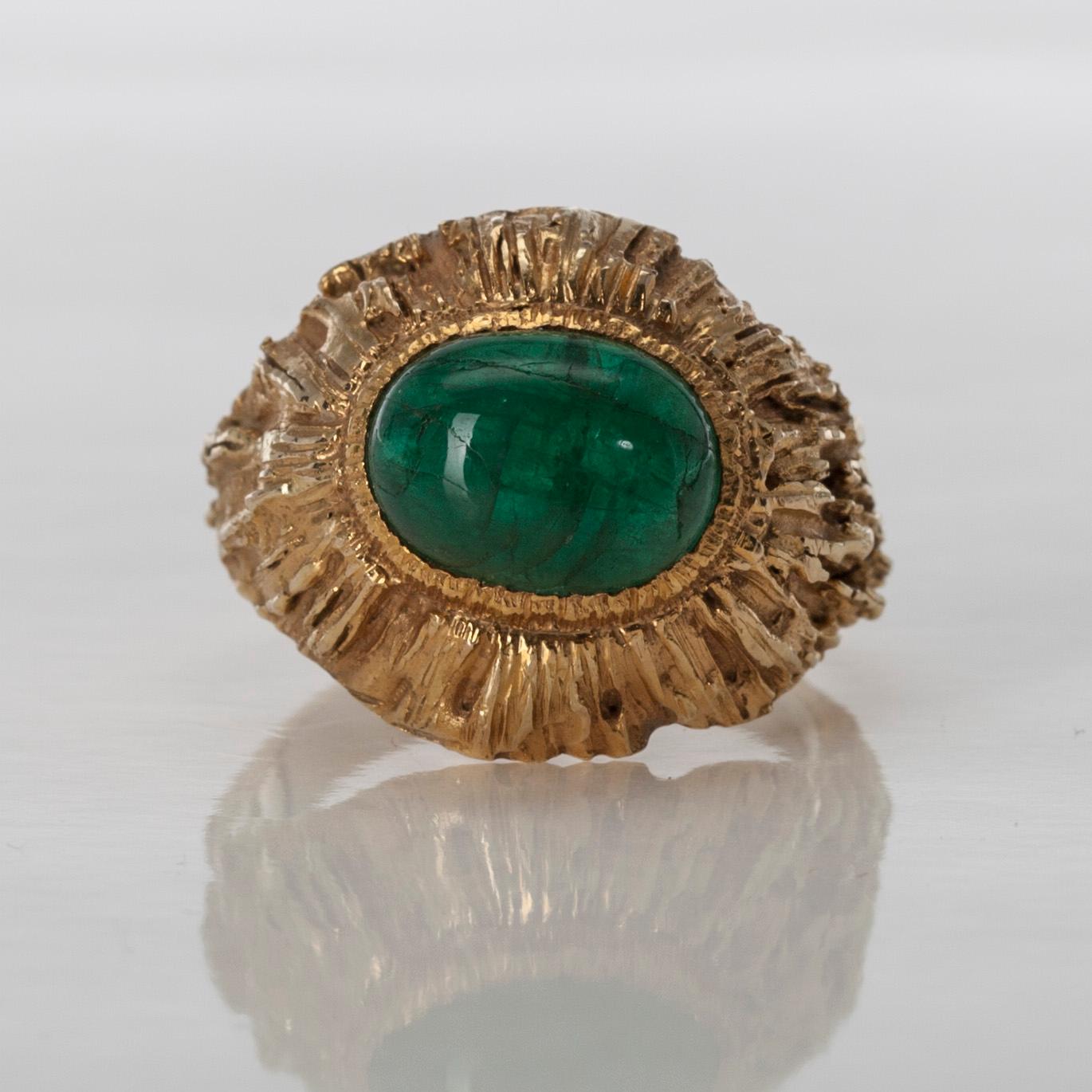 RING, 18K guld, cabochonslipad smaragd ca 3,2 ct, A. Tillander, Helsingfors 1969. Vikt 11,1 g.