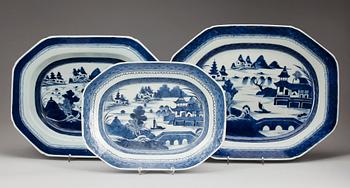 STEKFAT, två stycken samt TERRINFAT, porslin. Qing dynastin, 1800-tal.