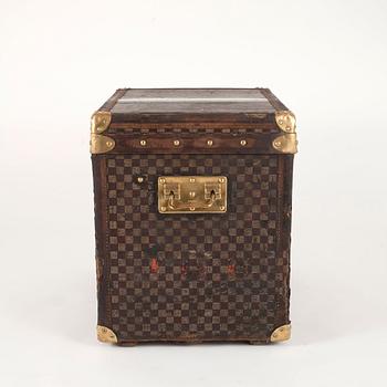 LOUIS VUITTON, damier trunk.