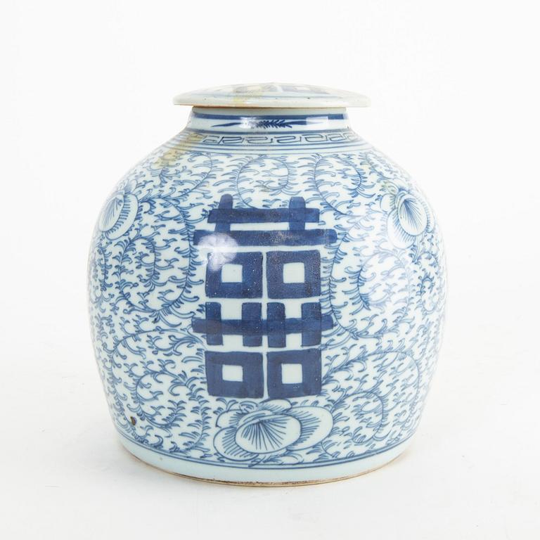 A blue and white jar, Qingdynasty, 19th Century.