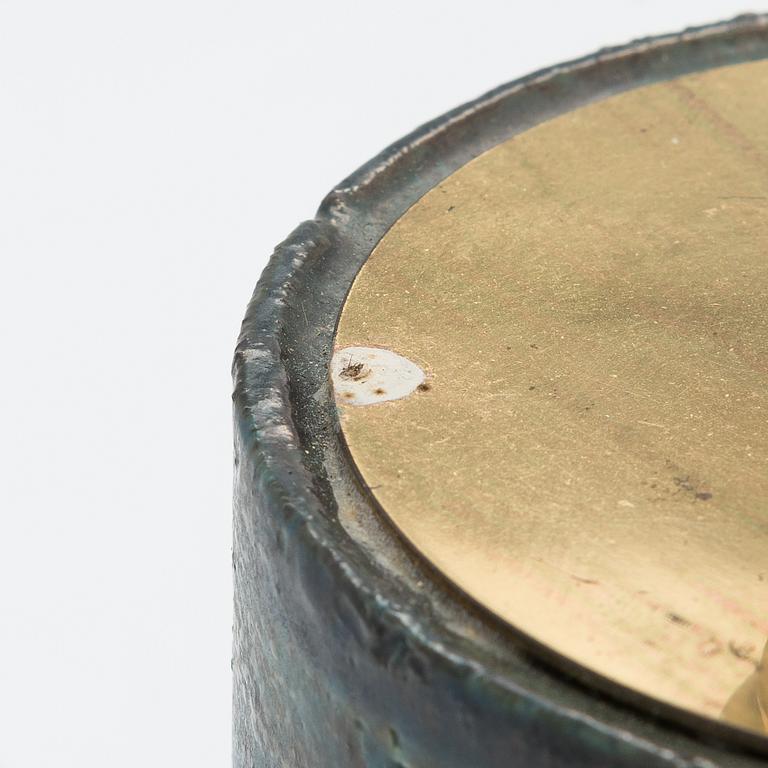 Pirkko Pylvänäinen, pöytävlaisinpari, keramiikkaa ja messinkiä, signeerattu PP -68.