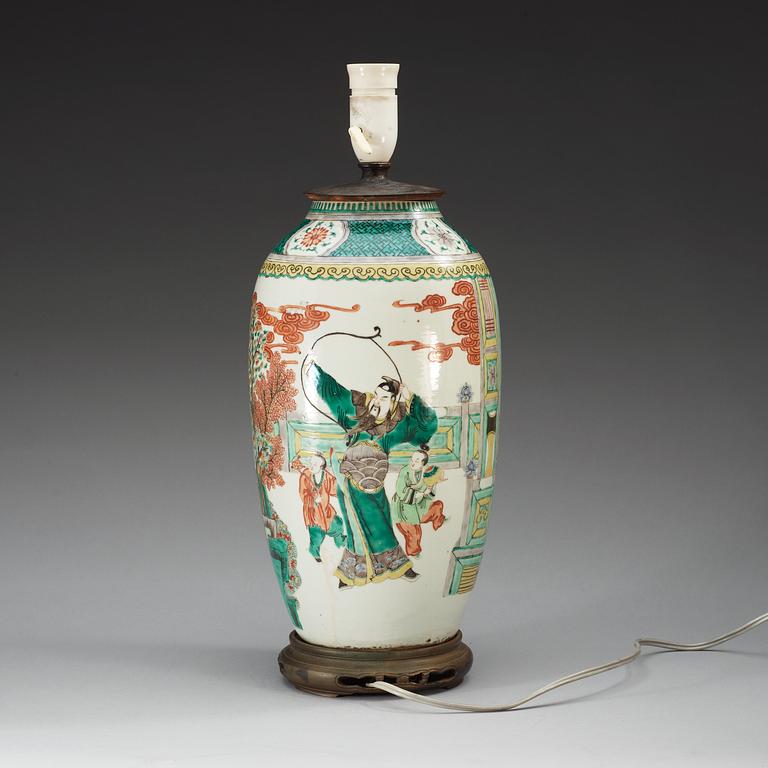 VAS/LAMPFOT, porslin. Qing dynastin, 1800-tal.