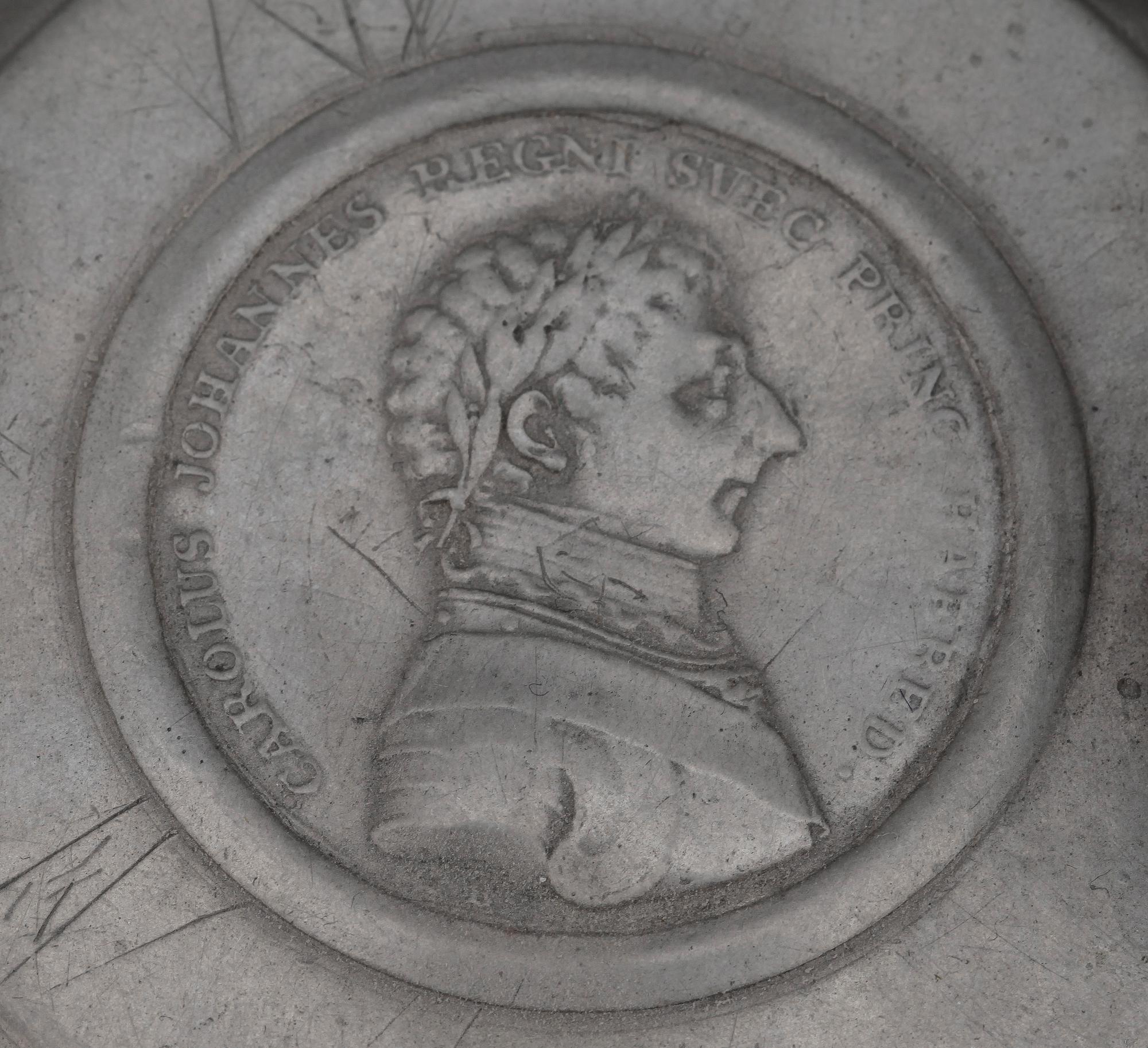 SKÄNKKANNA SAMT STOP, 2 st, tenn,Zadok Bergenholtz, Vimmerby, 1801 samt Erik Wikgren, Nyköping, 1820.
.