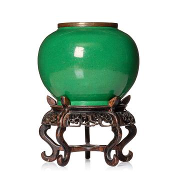 An apple green ge glazed jar, Qing dynasty, presumably 18th Century.