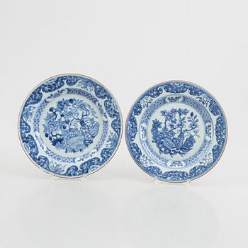 A set of eight Chinese export porcelain plates and two chargers, Qing dynasty, Qianlong (1736-95).