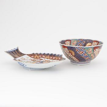 A Japanese imari serving dish and a serving bowl, later part of 20th century.