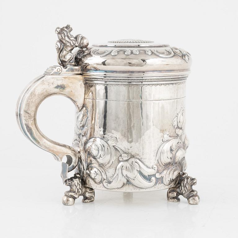 A Swedish silver Baroque style tankard, bearing the mark of CG Hallberg, Stockholm, 1947.