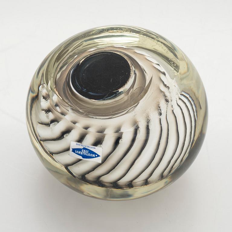 Oiva Toikka, a glass paper weight, / sculpture. signed Oiva Toikka Nuutajärvi Notsjö.