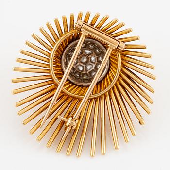 A Van Cleef & Arpels brooch in 18K gold with round brilliant-cut diamonds.