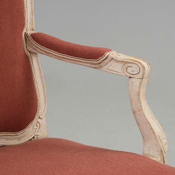 KARMSTOL. Stockholmsarbete, i Olof Höglanders art (mästare i Stockholm 1750-1765). Rokoko. En senare kopia medföljer.