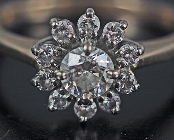 RING, 14 K guld, briljantslipad diamant, ca 0,5 ct, med 10 mindre briljanter.