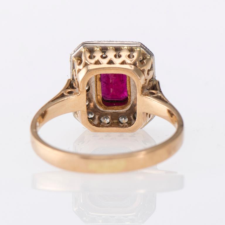 RING, 18K guld, rubin, briljantslipade diamanter. Vikt ca 4,7 g.