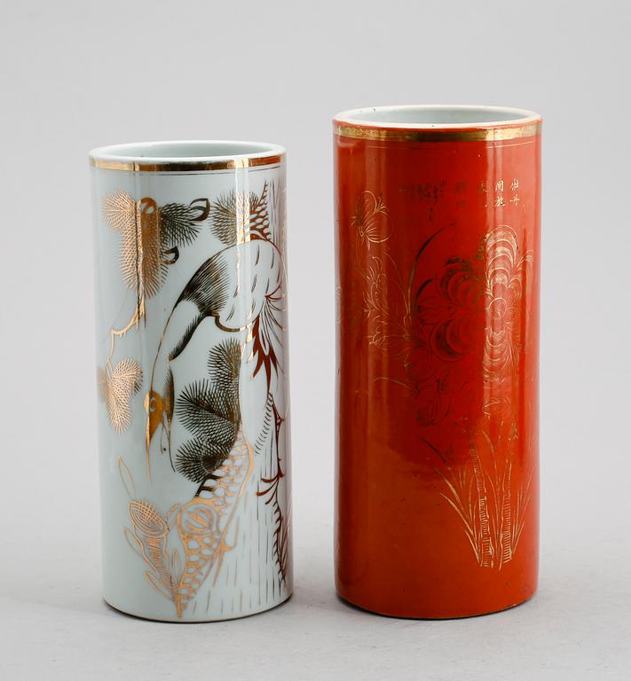 PENSELVASER, 2 st, porslin, Kina, 1900-tal.