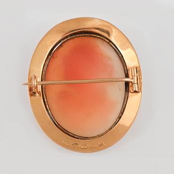 BROSCH, 18K guld med skuren snäckslakscamé, Finska mästar stämplar, Helsingfors, 1925. Vikt 12,9 gram.