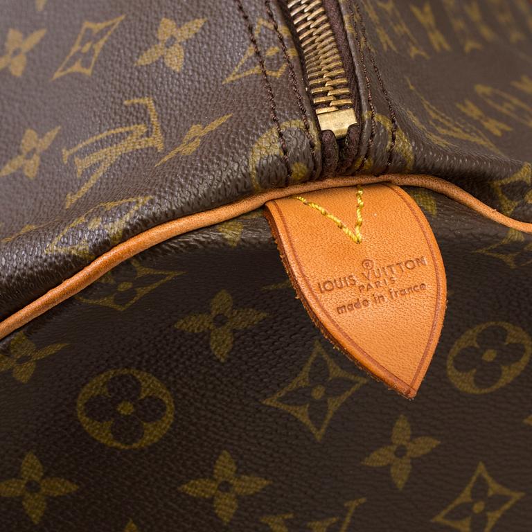 a Louis Vuitton 'Keepall 55' bag.