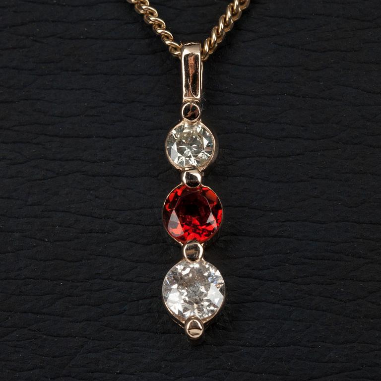HÄNGE I KED, guld 14K, 2 diamanter tot. 0,34 ct, och en granat 0,32 ct. Vikt 4,1 g.