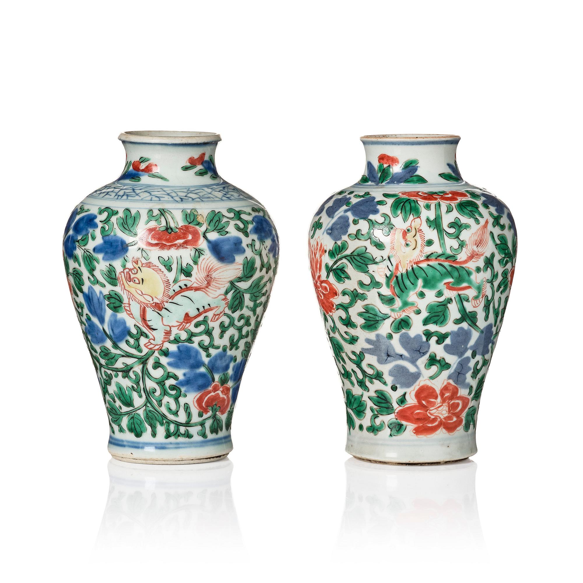 Vaser, två stycken, porslin. Transition, 1600-tal.