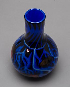 AN EVA ENGLUND ORREFORS GALLERY GLASS VASE 1988.