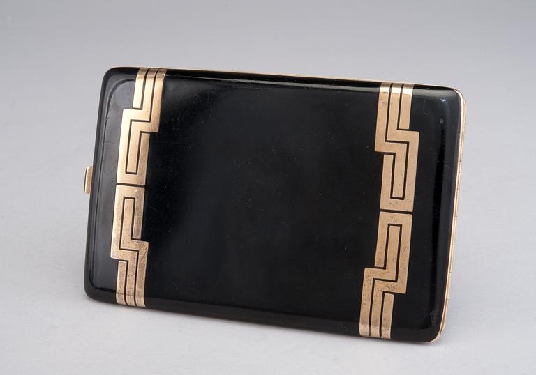 A CIGARETTE CASE IN ART DECO STYLE.