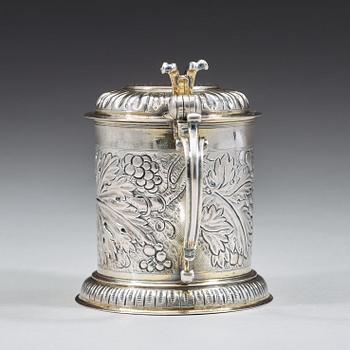 A German 17th century parcel-gilt tankard, mark of Abraham Grill, Augsurg (1672-1682).